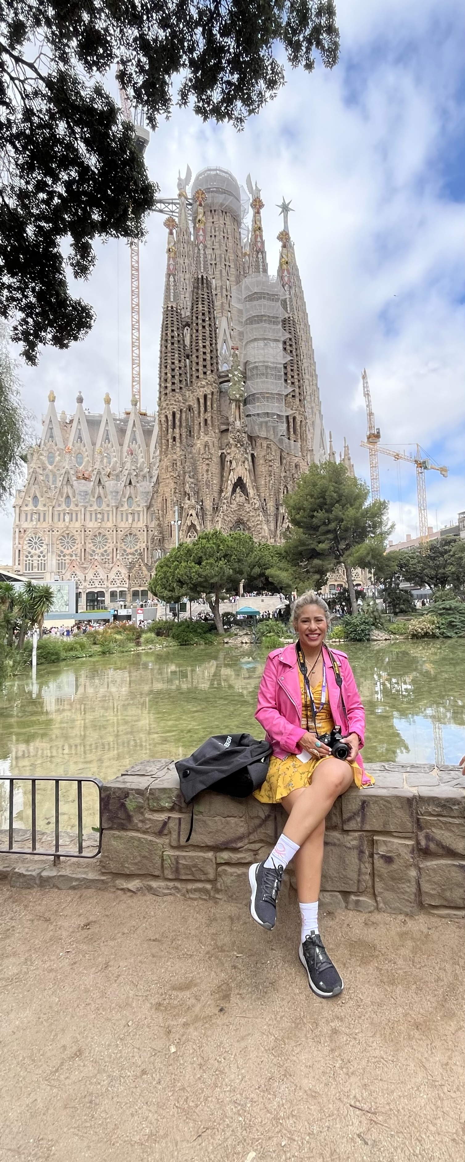 Yfigenia Moreno en Barcelona con la Sagrada Familia al fondo
