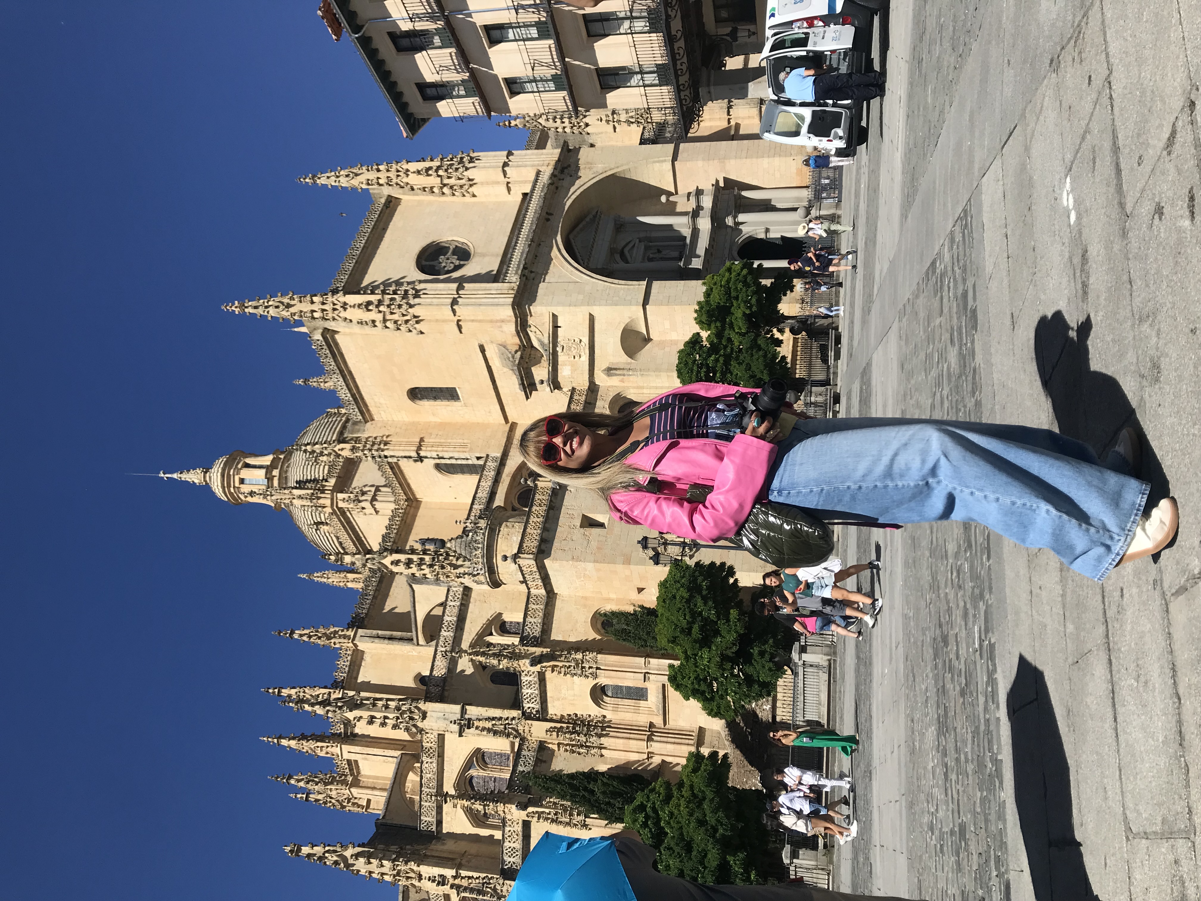 Mujer caminando por una calle de Sicilia — Mis Historias de Viaje