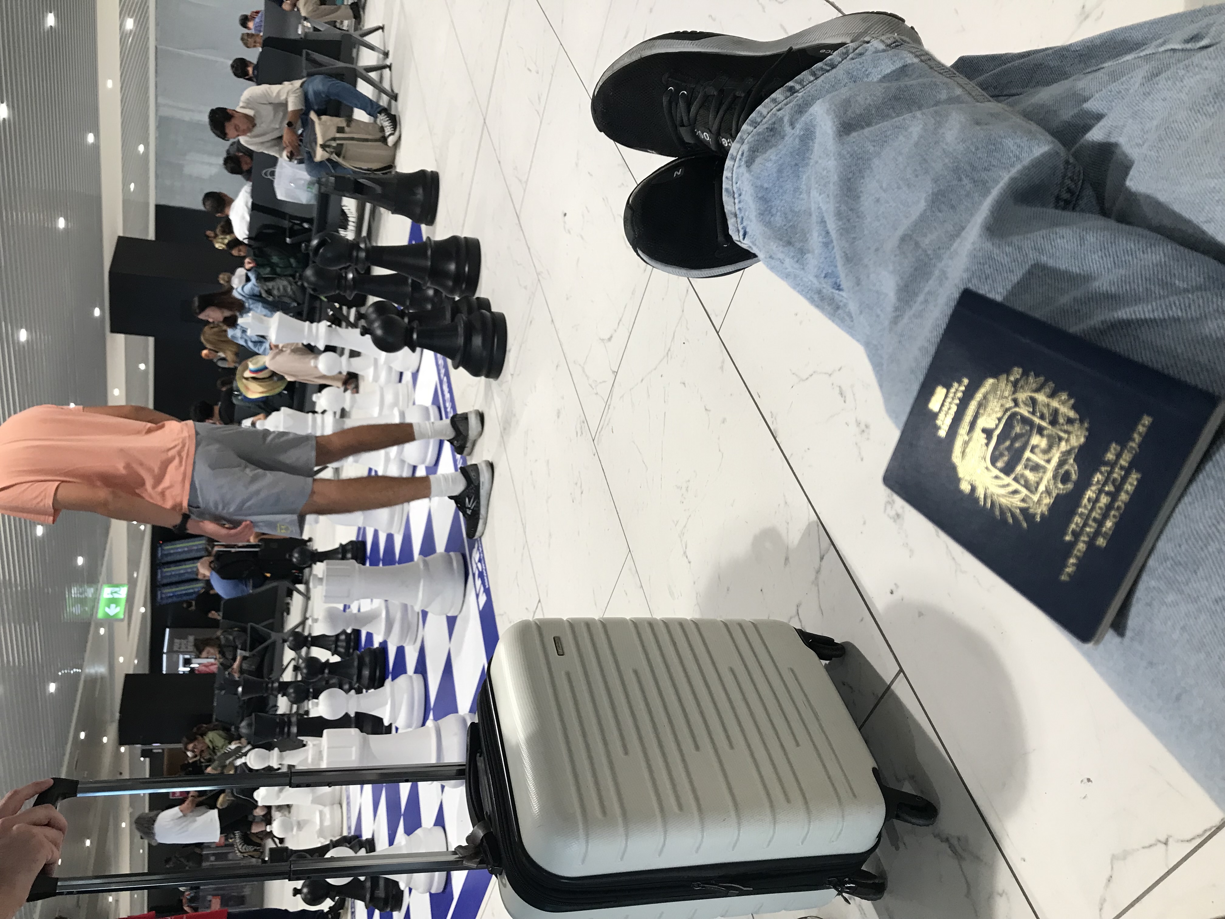 Yfigenia Moreno Aponte contemplando un territorio durante uno de sus viajes — Mis Historias de Viaje